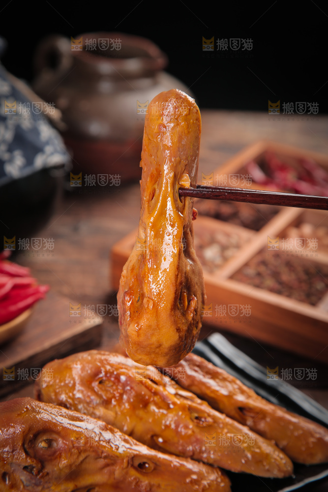 筷子上夹着鸭头