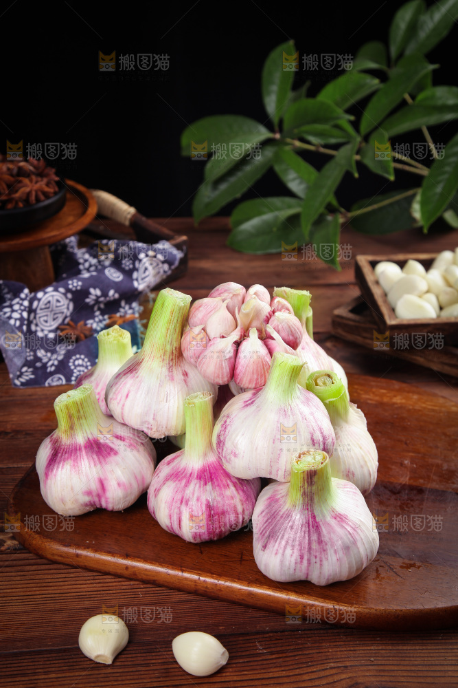 木底上放着一堆新鲜大蒜