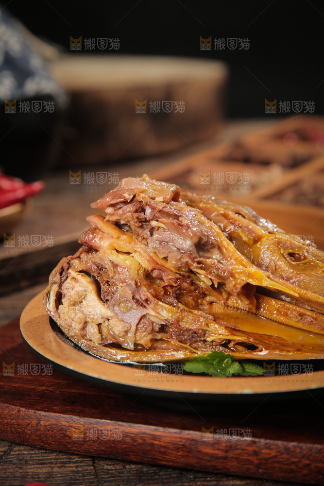 一盘卤鸭头