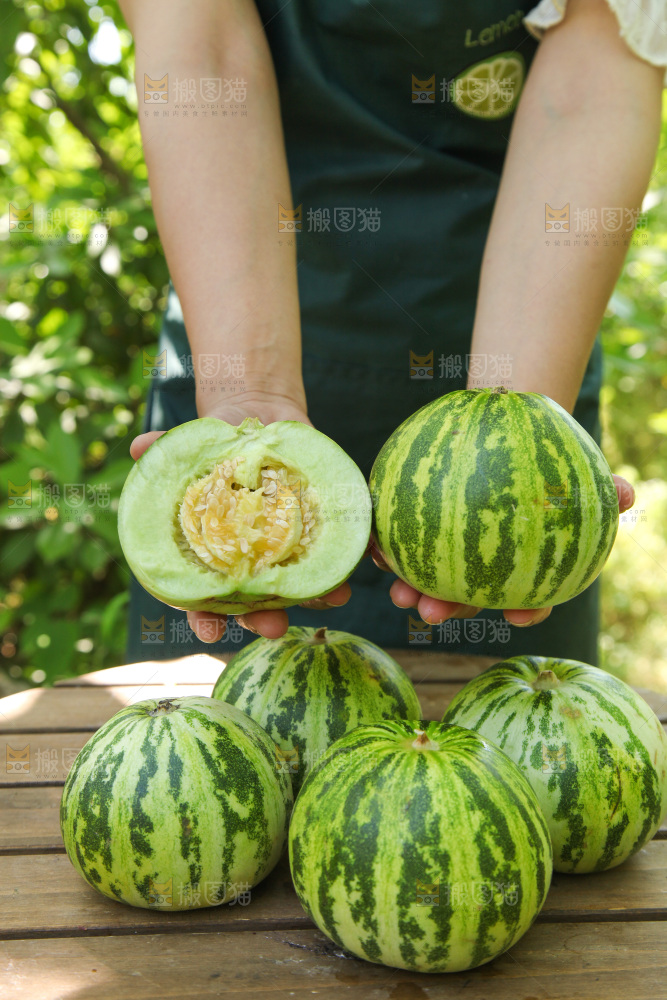 手里拿着甜瓜