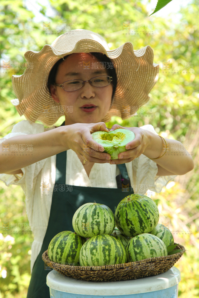 手里拿着花皮甜瓜