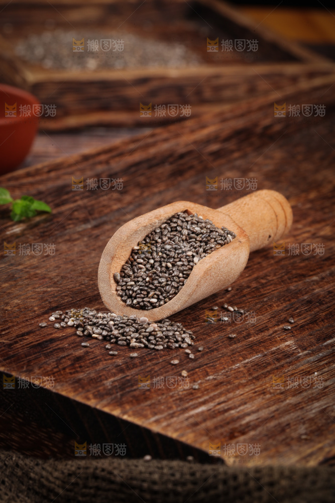 木底上放着一勺奇亚籽