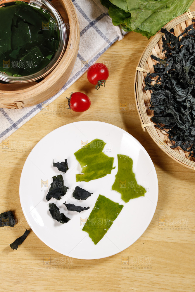 盘子里的干裙带菜和泡发过的裙带菜