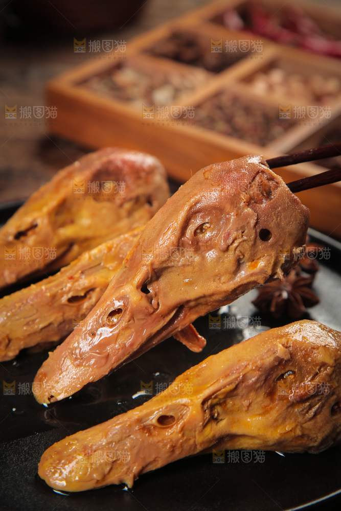 筷子上夹着鸭头