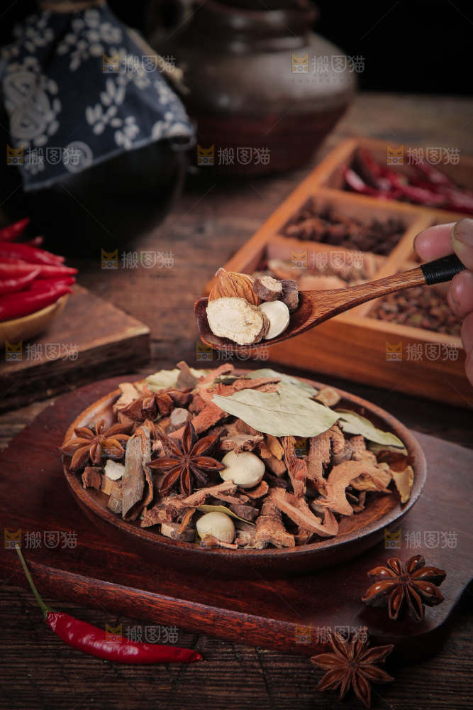勺子上舀着卤料