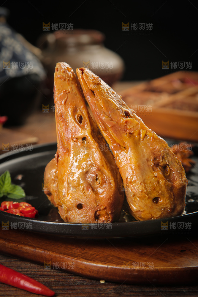 盘子里的香辣鸭头
