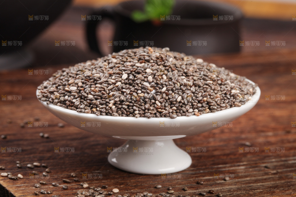 木底上放着一盘墨西哥奇亚籽