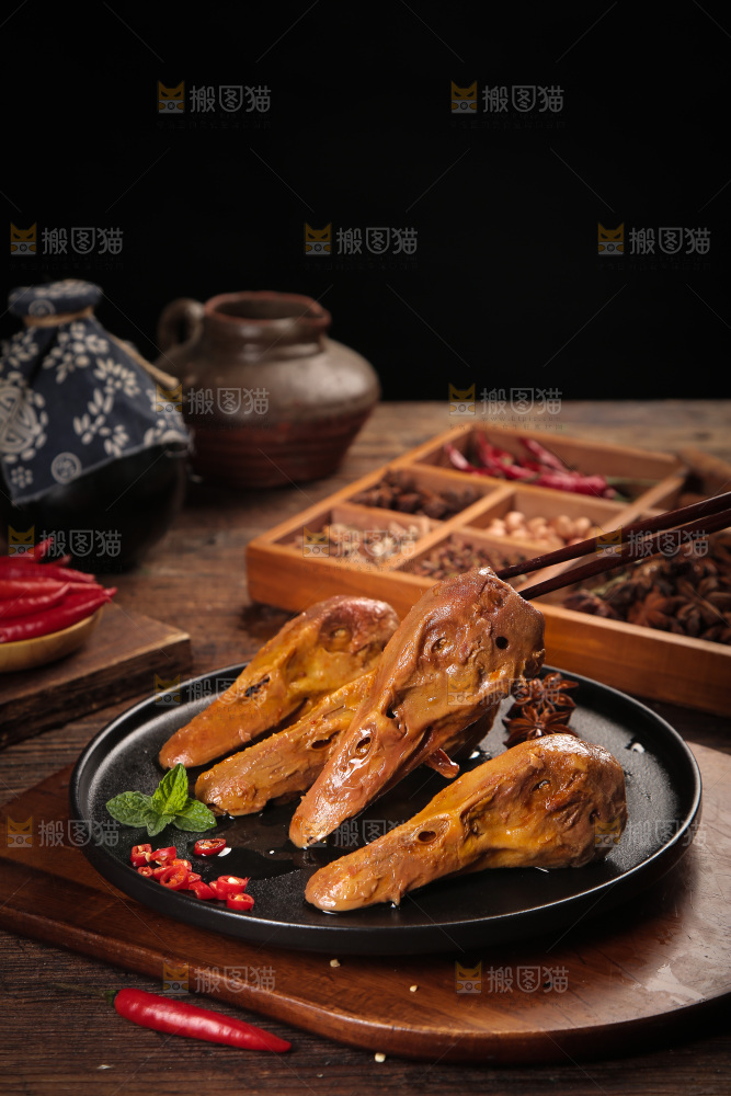 筷子上夹着鸭头