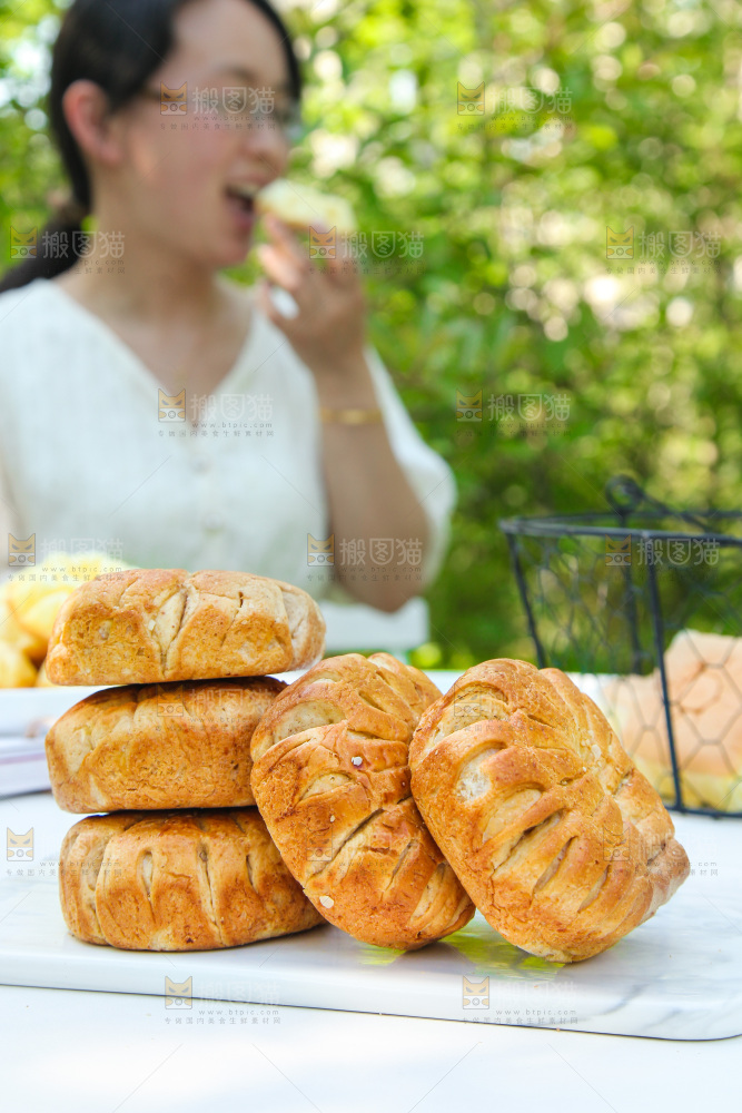 一堆低脂全麦面包