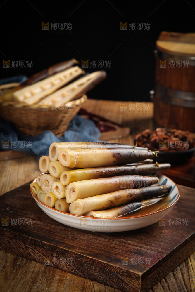 木底上放着一盘老汤味手剥笋