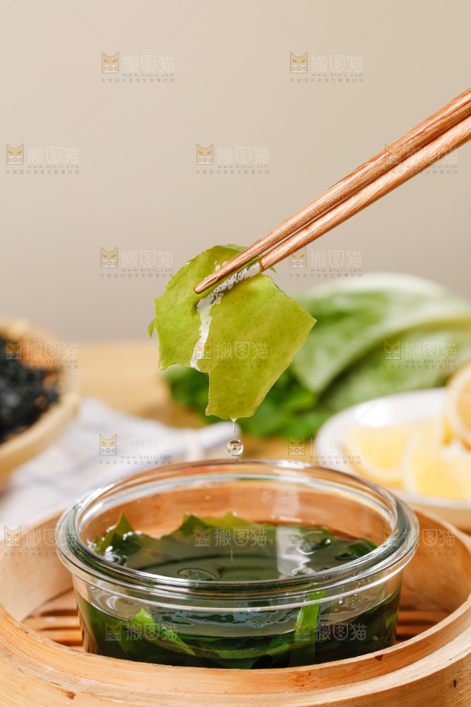 筷子上夹着泡发过的裙带菜