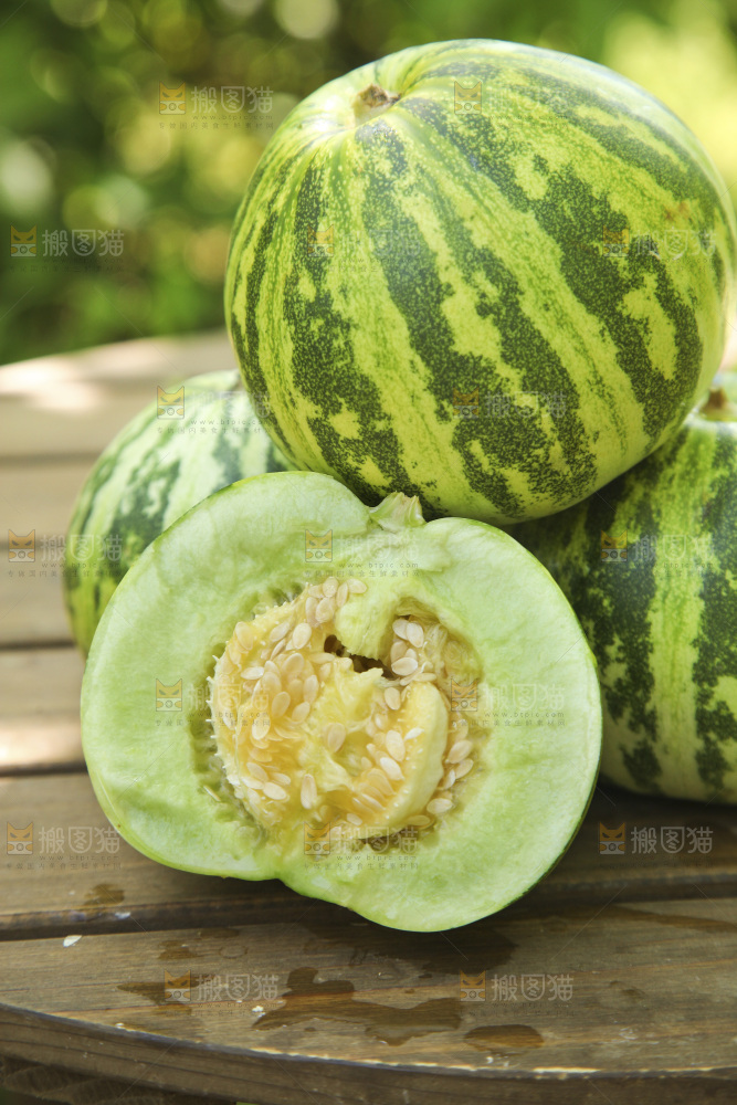 桌子上放着一堆新鲜花蕾甜瓜