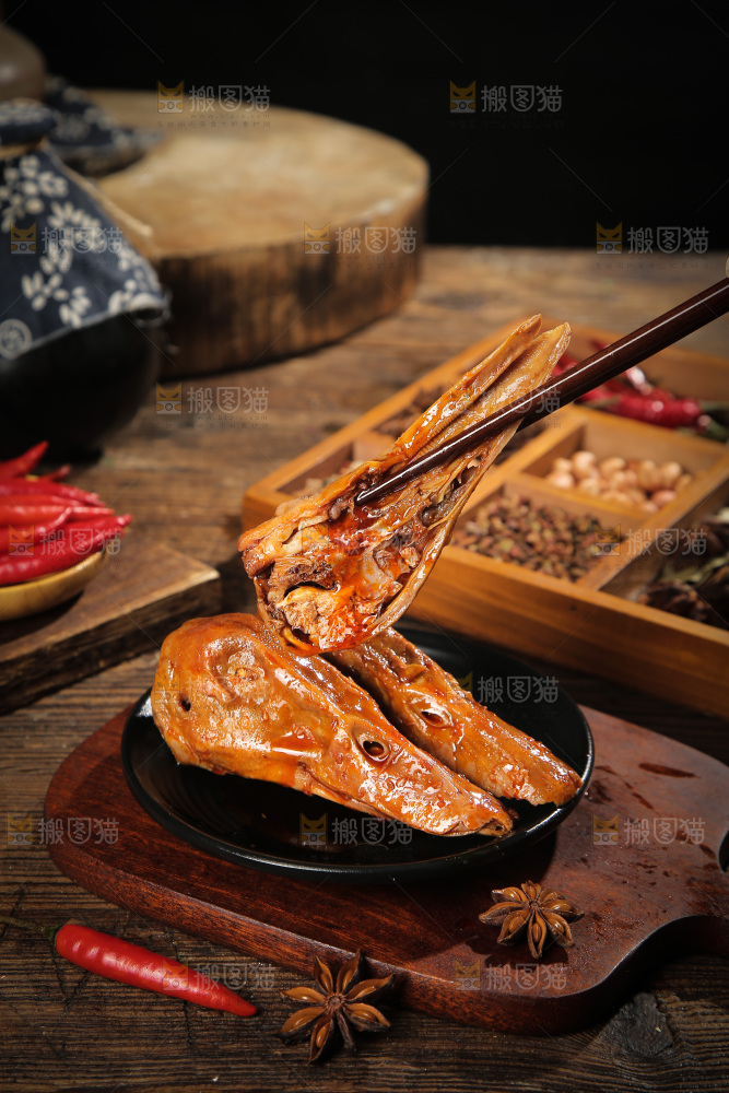 筷子上夹着鸭头