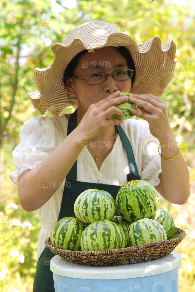 吃着花蕾甜瓜