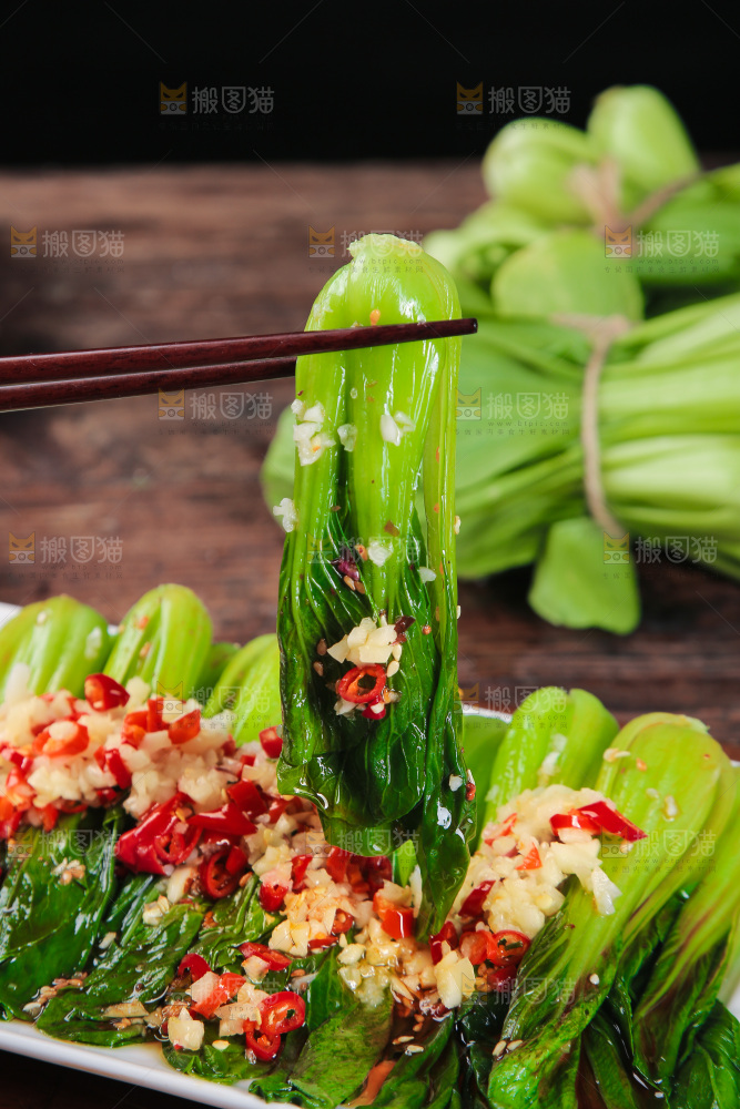 筷子上夹着凉拌青菜
