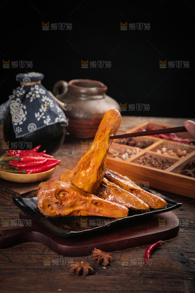 筷子上夹着鸭头
