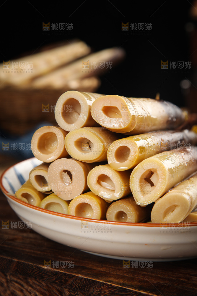 木底上放着一盘老汤味手剥笋