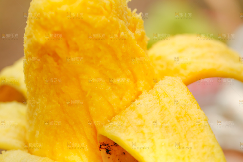 剥皮的芒果