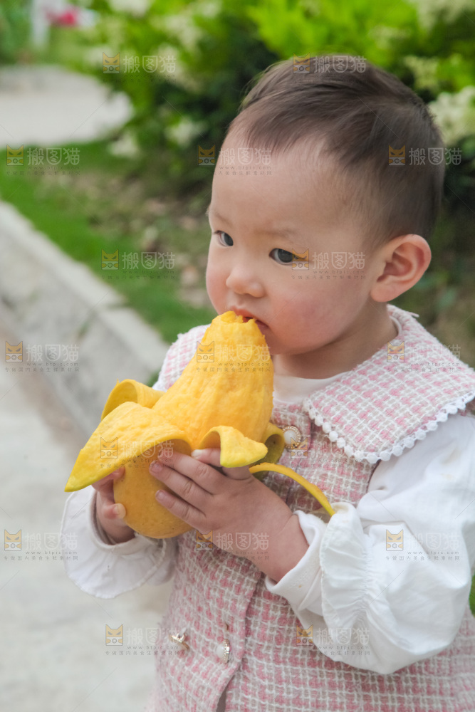 儿童吃着芒果