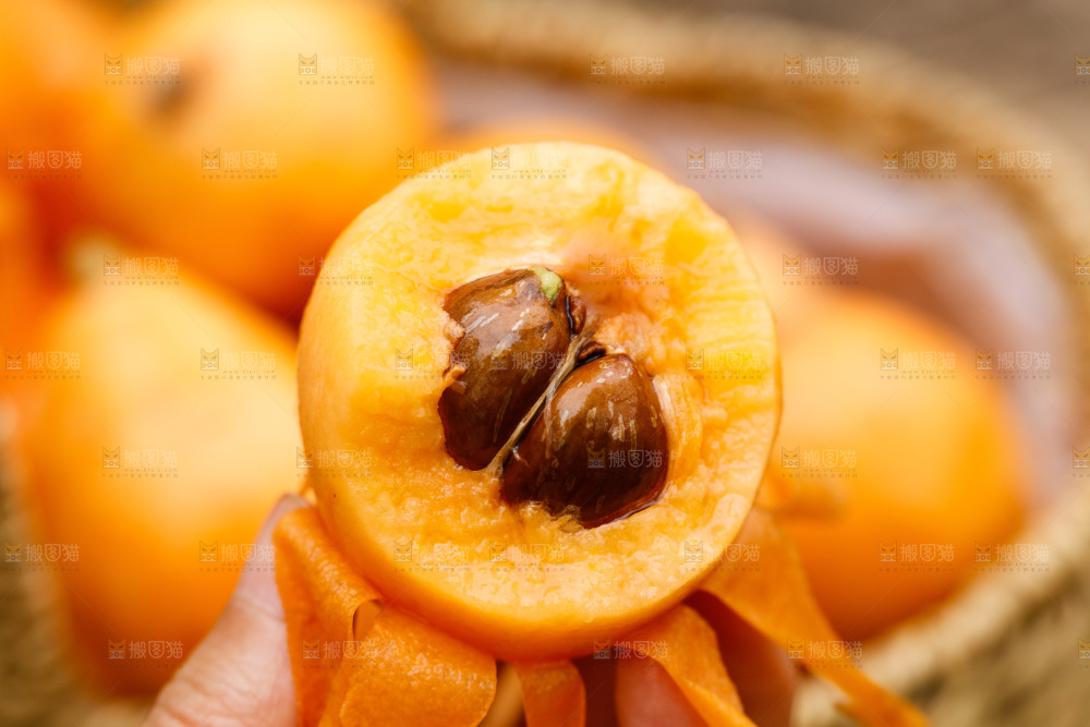手里拿着枇杷