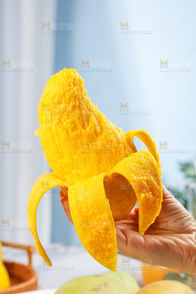 手里拿着水仙芒