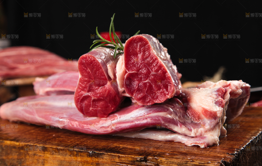 木板上放着新鲜牛腱子肉