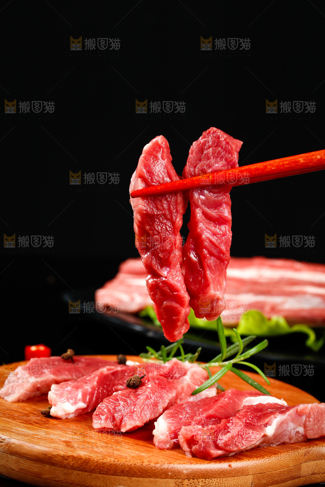 筷子上夹着牛肉