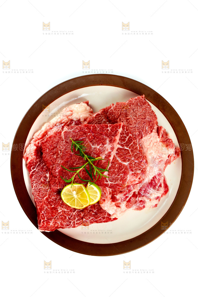 白底上放着一盘牛腩肉