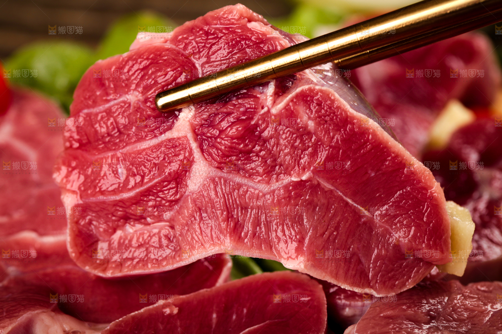 筷子上夹着牛腱肉