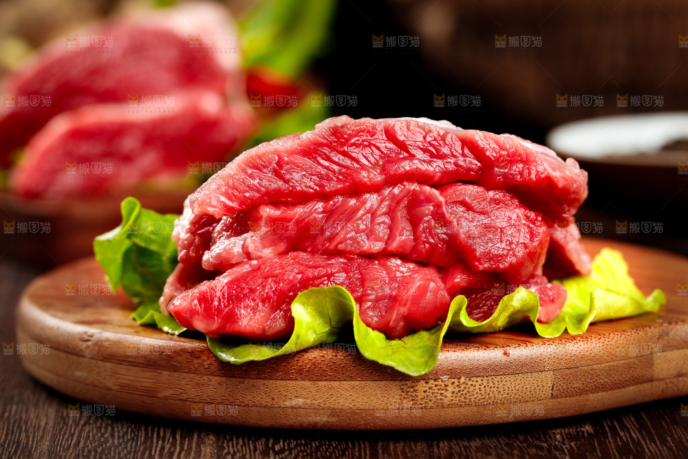 木底上的新鲜牛腱子肉