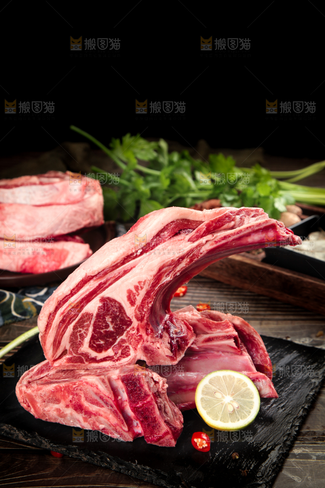 黑石板上放着新鲜法式羊排