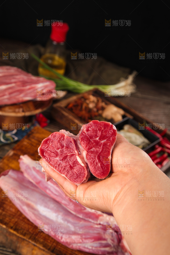 手里拿着牛腱肉