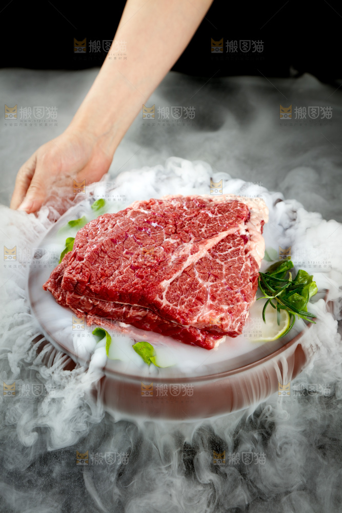 手里端着生牛腩