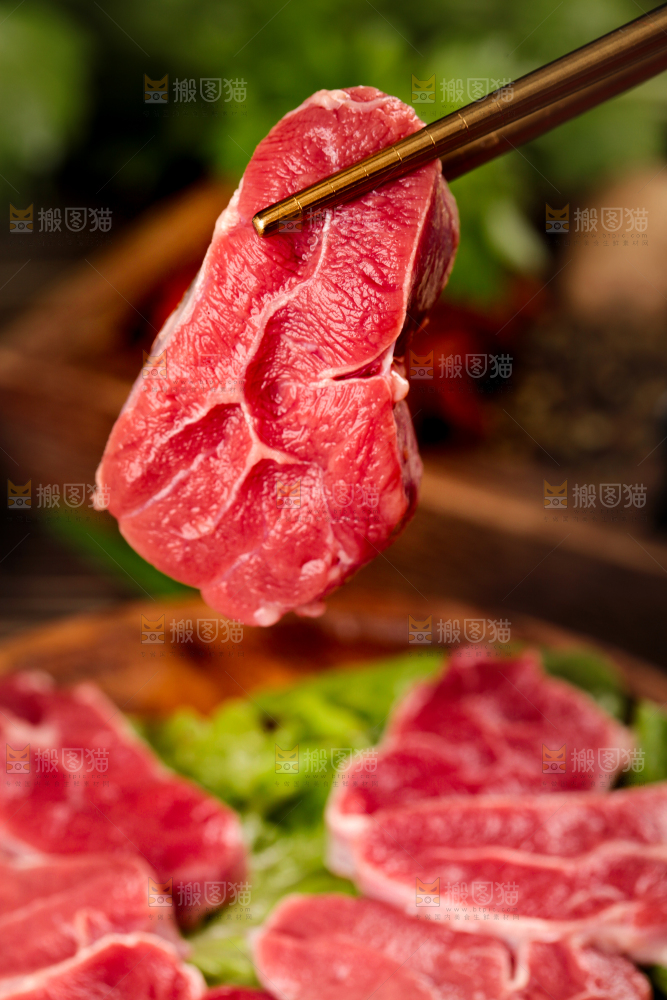 筷子上夹着牛腱肉