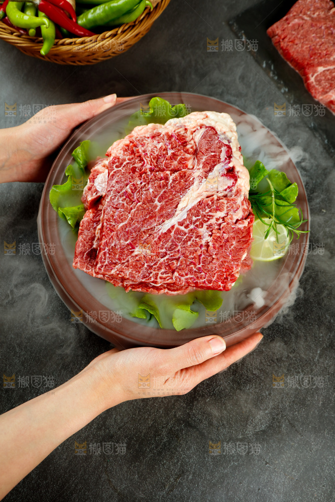 手里端着生牛腩
