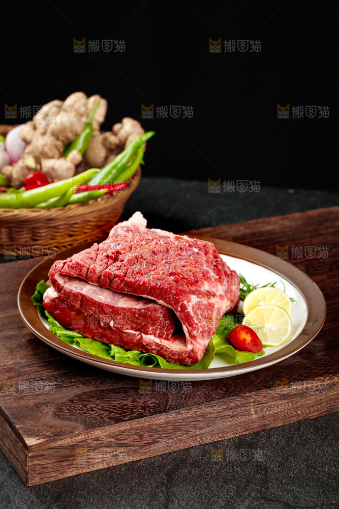 木底上放着一盘牛腩肉