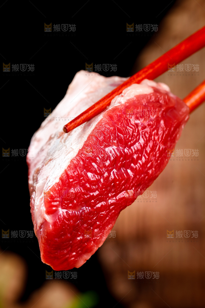 筷子上夹着牛肉