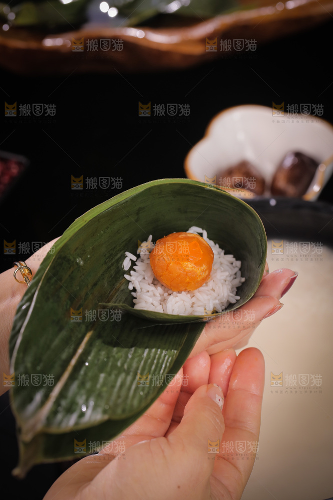 手工包蛋黄粽