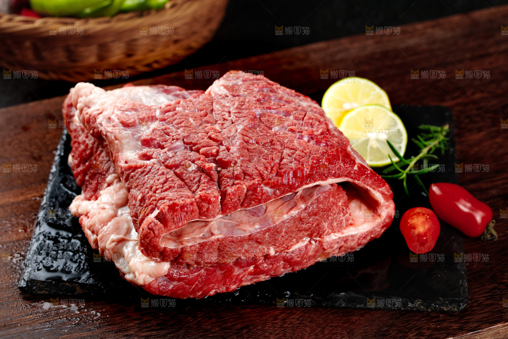 黑石板上放着牛腩肉