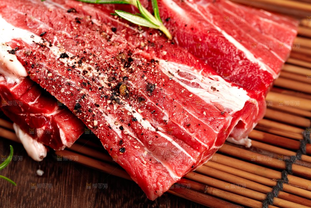 竹底上放着原切牛腱子肉