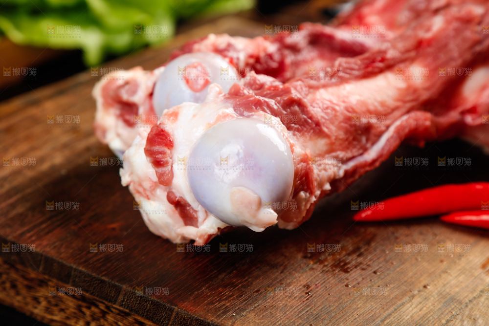 新鲜的猪筒骨
