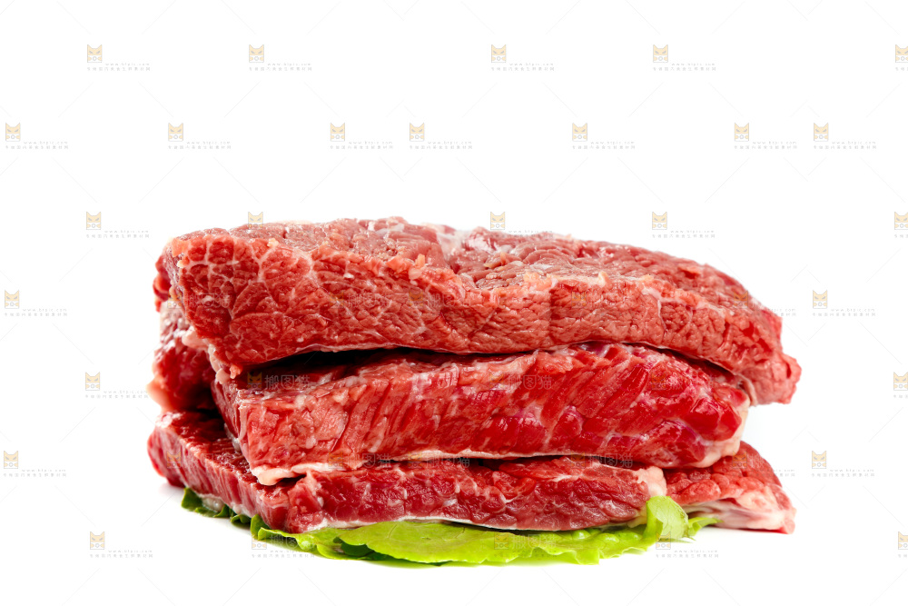 新鲜牛腩肉摆放在白底上