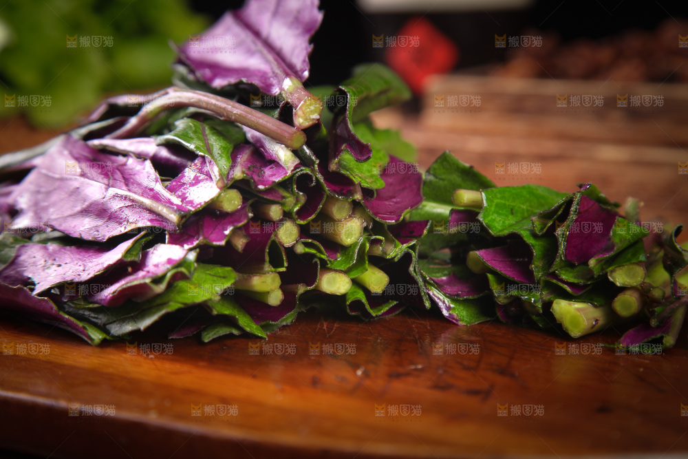 木底上放着紫背天葵