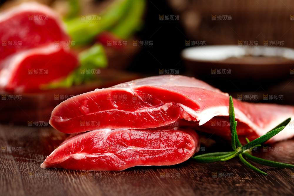 木底上的新鲜牛腱子肉