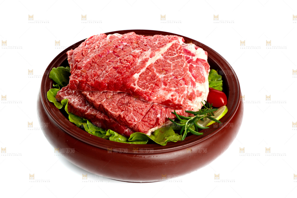 白底上放着一盘牛腩肉
