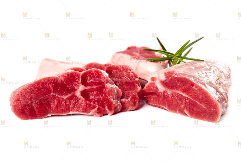 白底上放着新鲜牛腱子肉