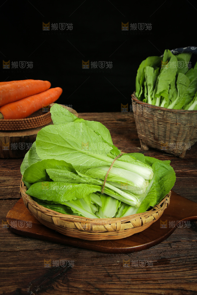 木底上放着一篮奶油小白菜