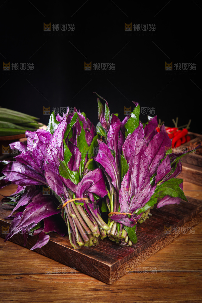 木底上放着红凤菜