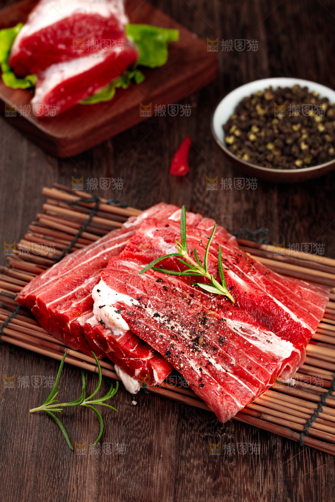 竹底上放着原切牛腱子肉