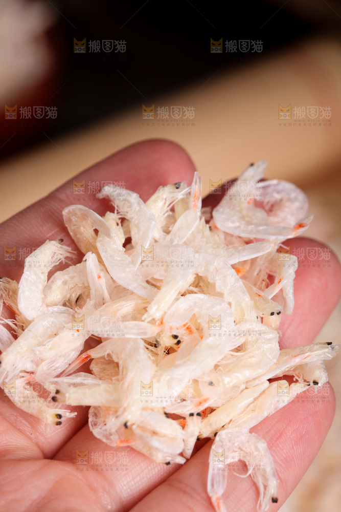 手里拿着海虾皮